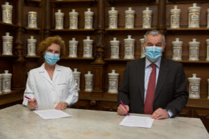 This collaboration agreement aims to reinforce the figure of the pharmacist and other health science professionals as expert scientists, to collaborate with the academic world in developing industrial knowledge and drug manufacturing, and to promote their training.